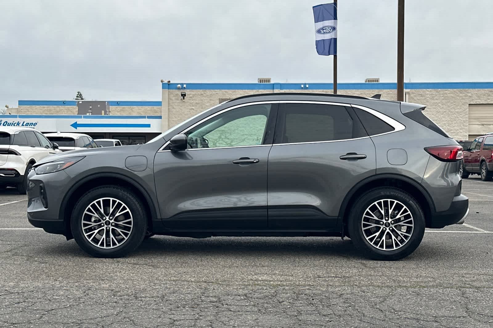 Certified 2025 Ford Escape SE w/ PHEV Premium Package image 5