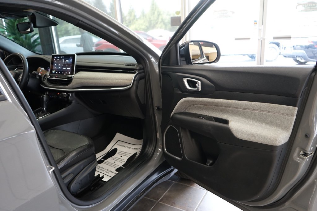 Used 2023 Jeep Compass Latitude AWD/4WD image 41