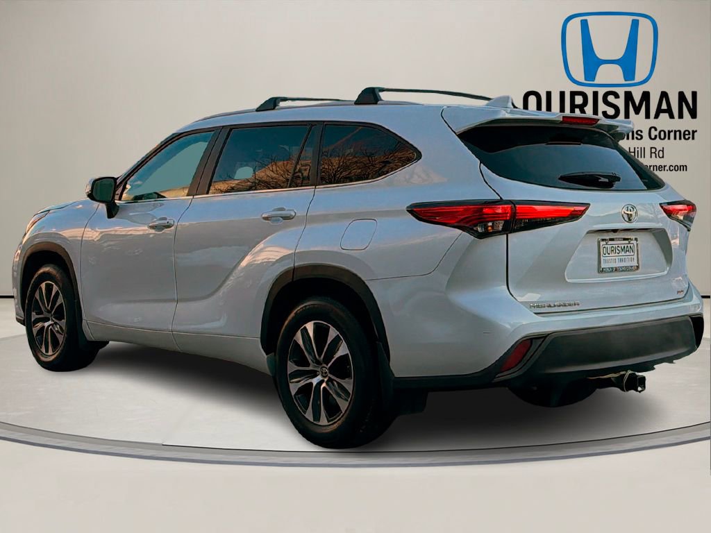 Used 2023 Toyota Highlander XLE image 3