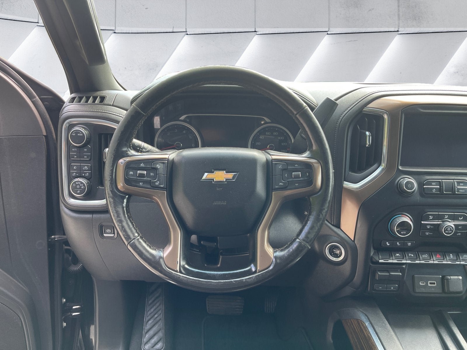 Used 2022 Chevrolet Silverado 1500 High Country w/ Technology Package AWD/4WD image 30