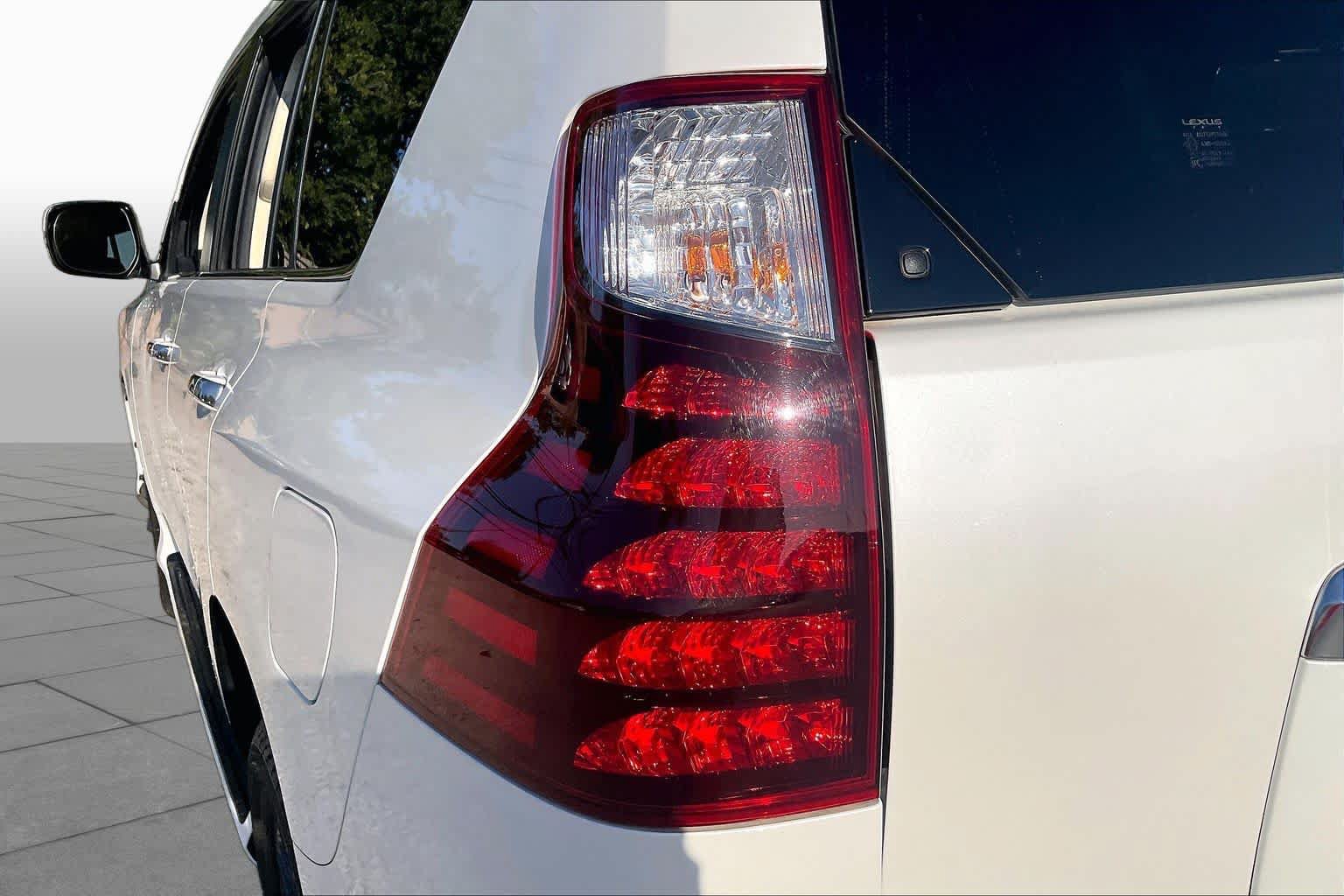 Used 2022 Lexus GX 460 Luxury w/ Sport Design Package AWD/4WD image 29