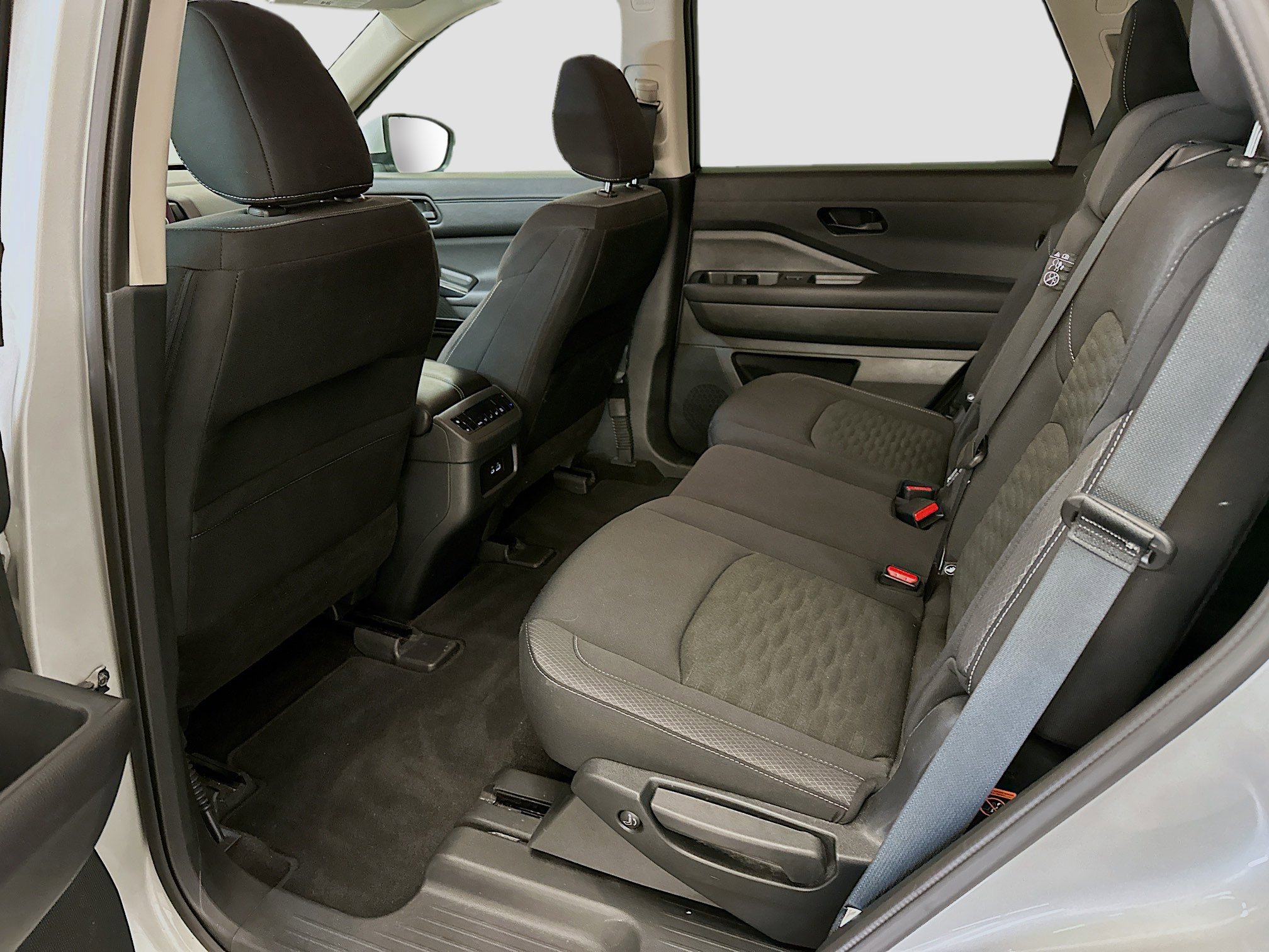 Used 2025 Nissan Pathfinder SV image 28