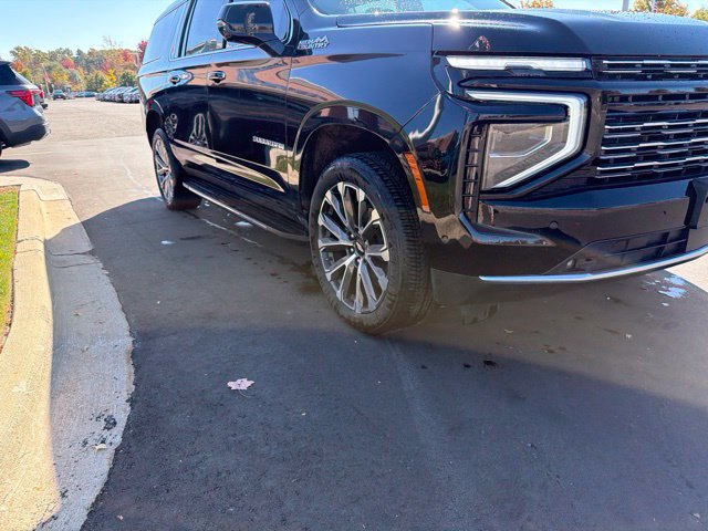 Used 2025 Chevrolet Suburban High Country AWD/4WD image 4