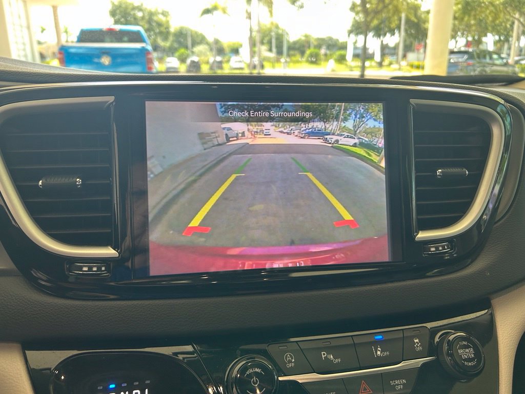 Used 2024 Chrysler Pacifica Touring-L FWD image 10