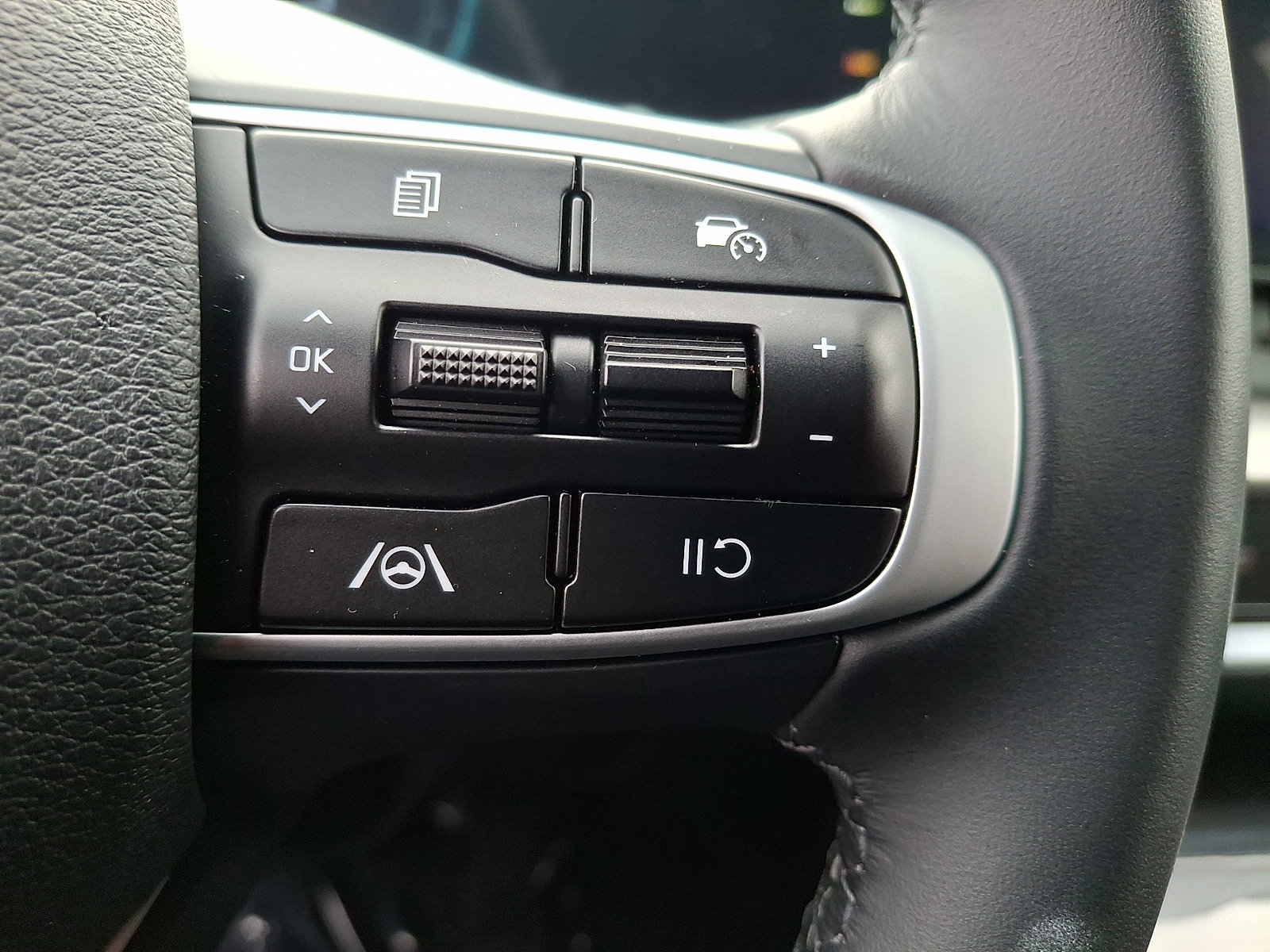 Used 2025 Kia Sportage EX image 22