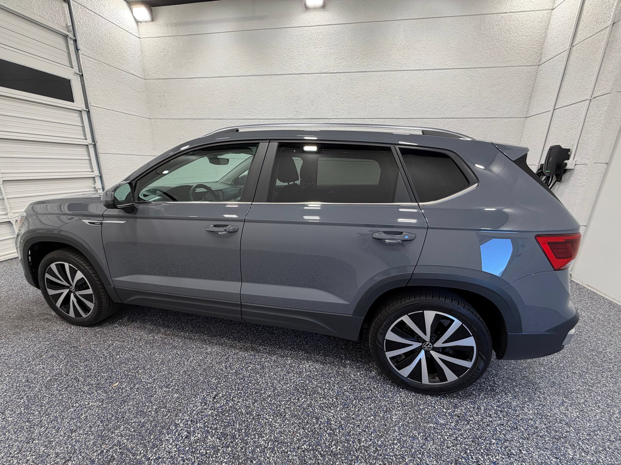 Used 2023 Volkswagen Taos SE w/ Panoramic Sunroof Package FWD image 3