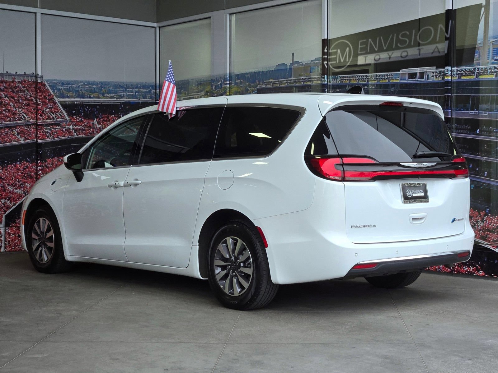 Used 2023 Chrysler Pacifica Touring-L FWD image 6