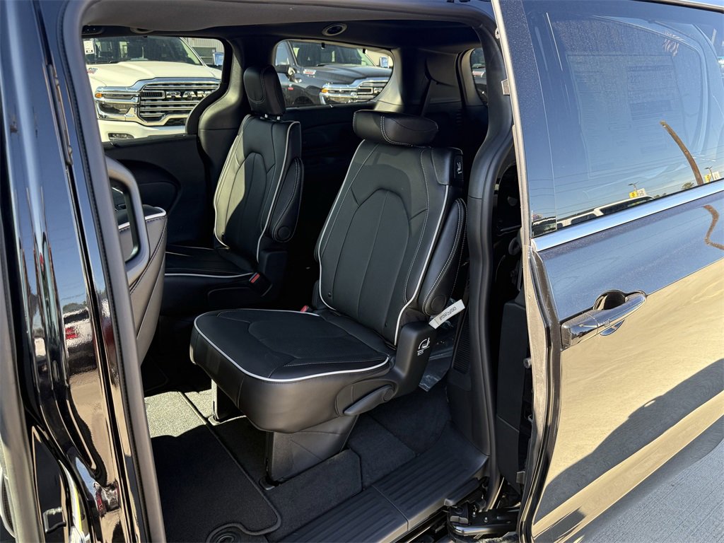 New 2026 Chrysler Pacifica Limited image 23