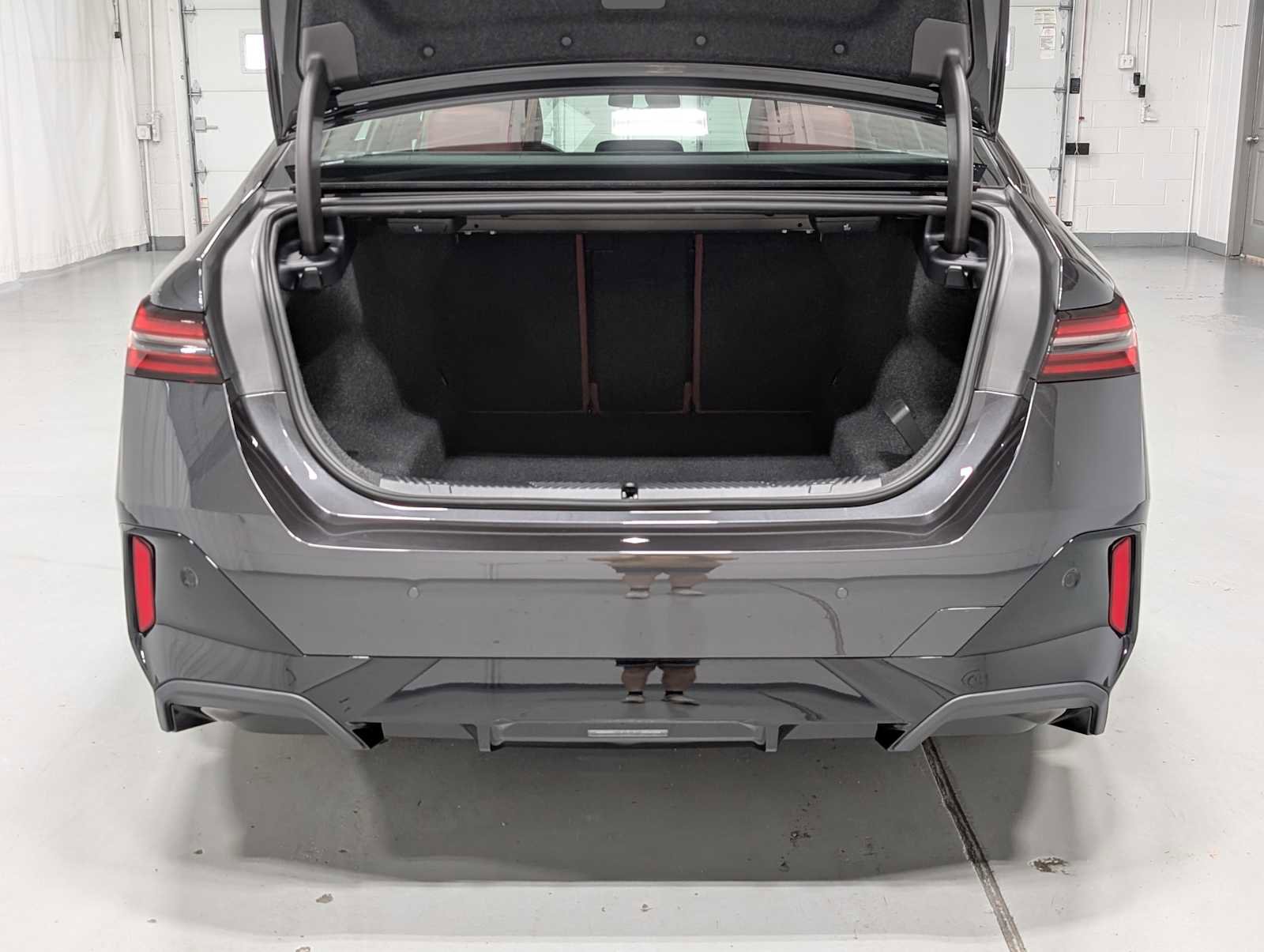 Used 2025 BMW 540i xDrive w/ Executive Package image 38