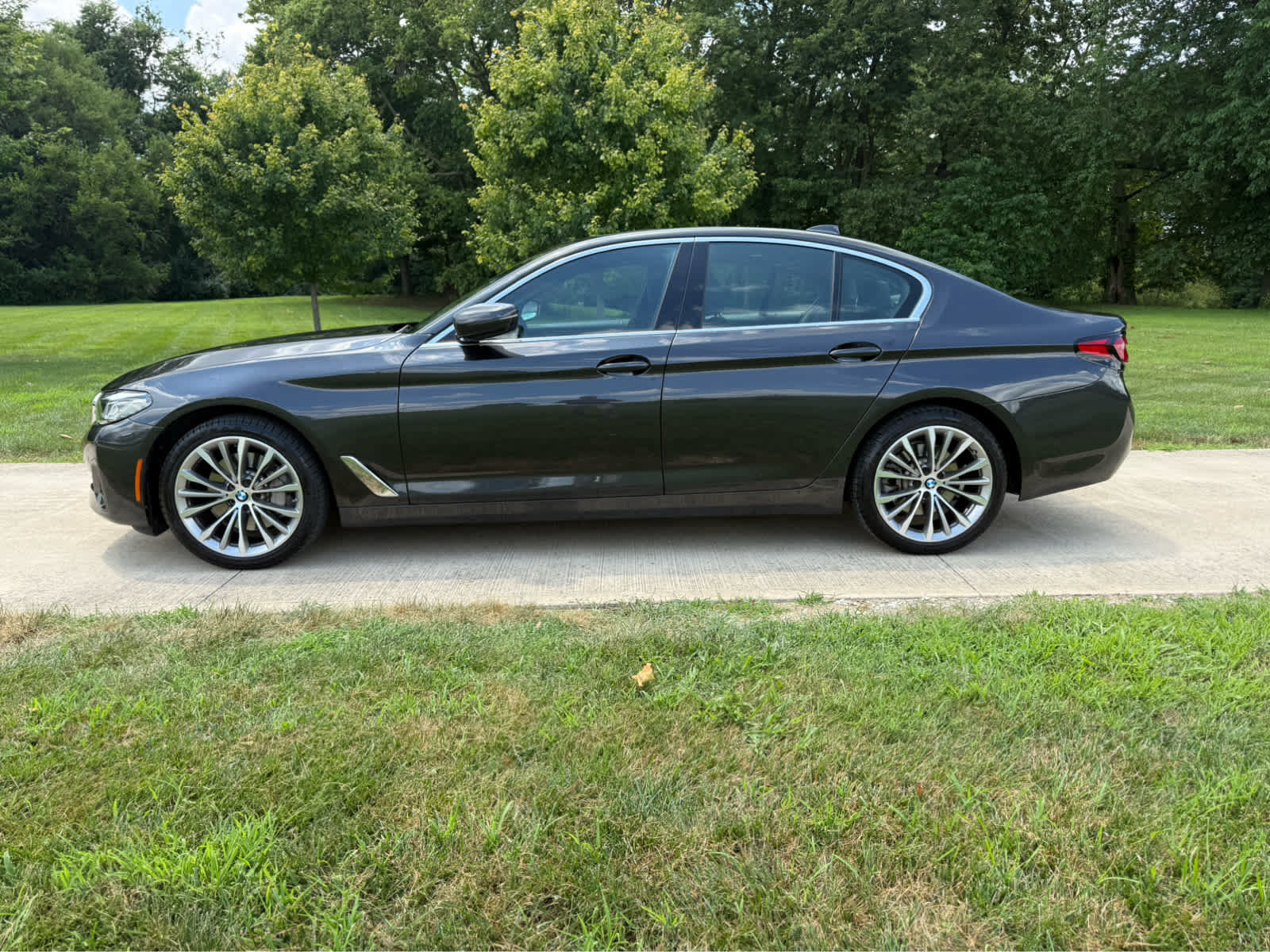 Used 2023 BMW 530i xDrive w/ Premium Package AWD/4WD image 2