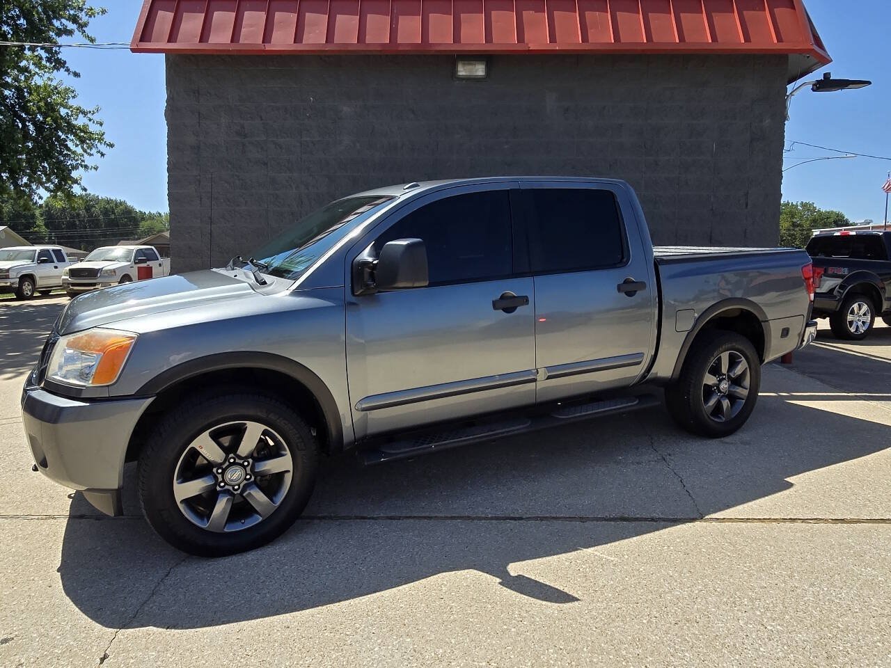 Used 2015 Nissan Titan SV w/ SV Value Truck Package AWD/4WD image 1