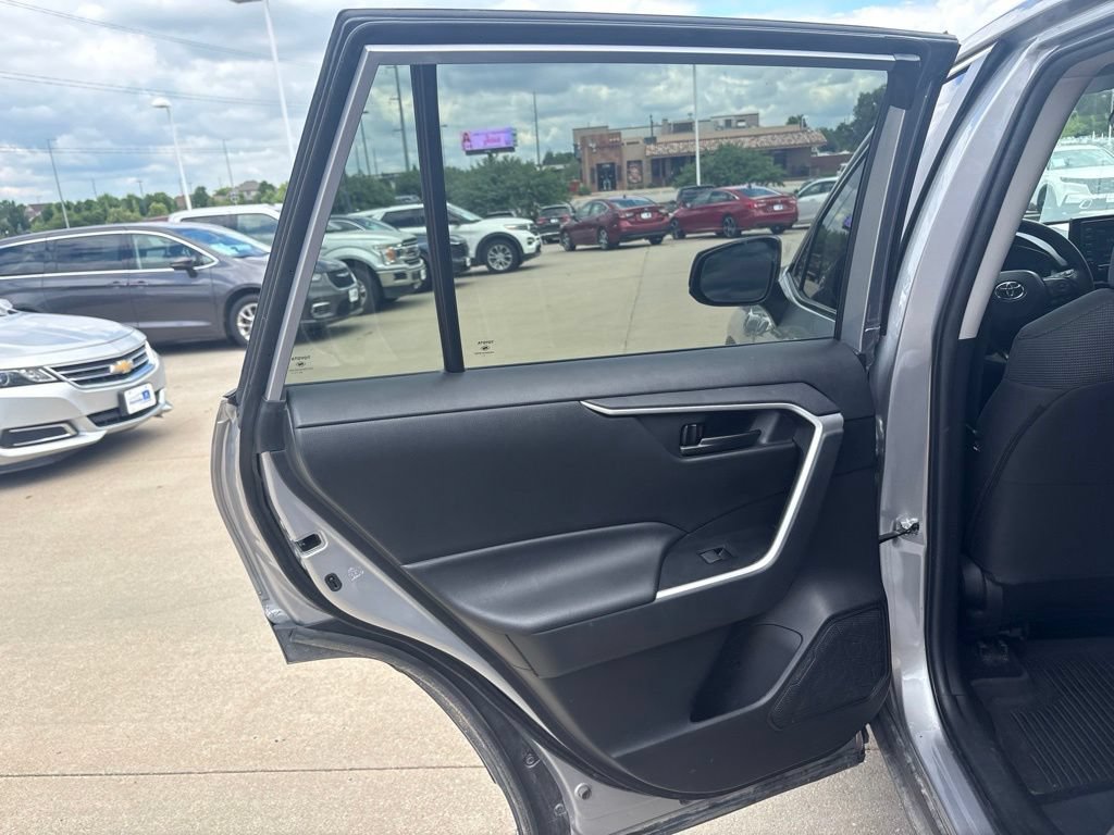 Used 2022 Toyota RAV4 LE w/ Carpet Mat Package (TMS) AWD/4WD image 31