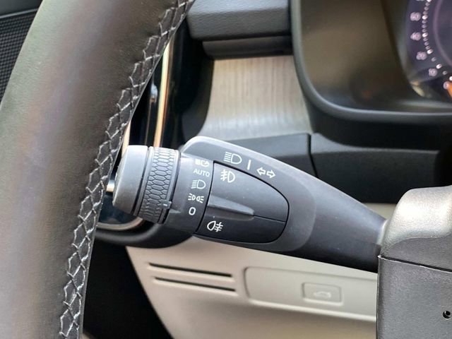 Used 2023 Volvo XC40 B5 Plus image 21