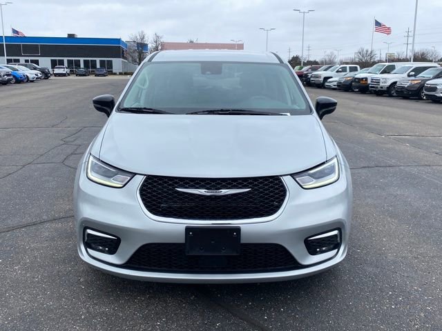 Used 2024 Chrysler Pacifica Touring-L FWD image 2