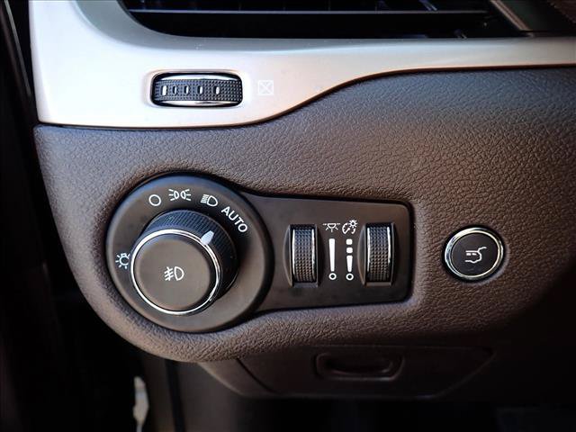 Used 2016 Jeep Cherokee Trailhawk w/ Comfort/Convenience Group AWD/4WD image 18