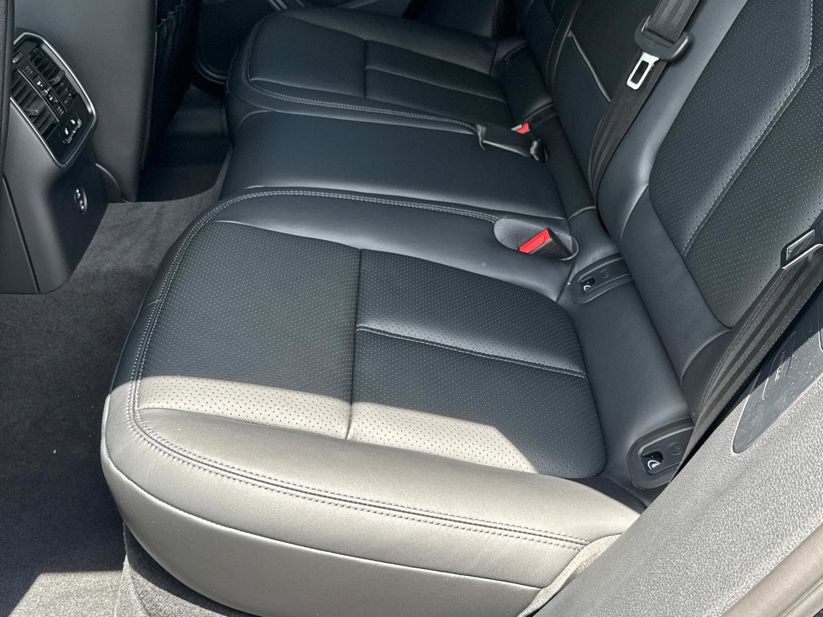 Used 2025 Porsche Macan image 11