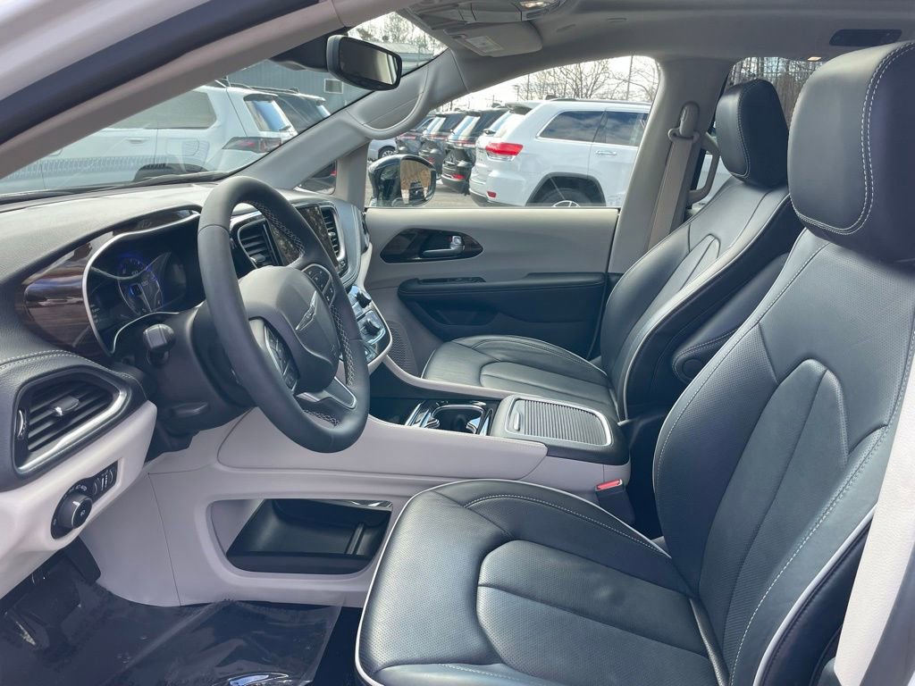 Used 2024 Chrysler Pacifica Limited image 9