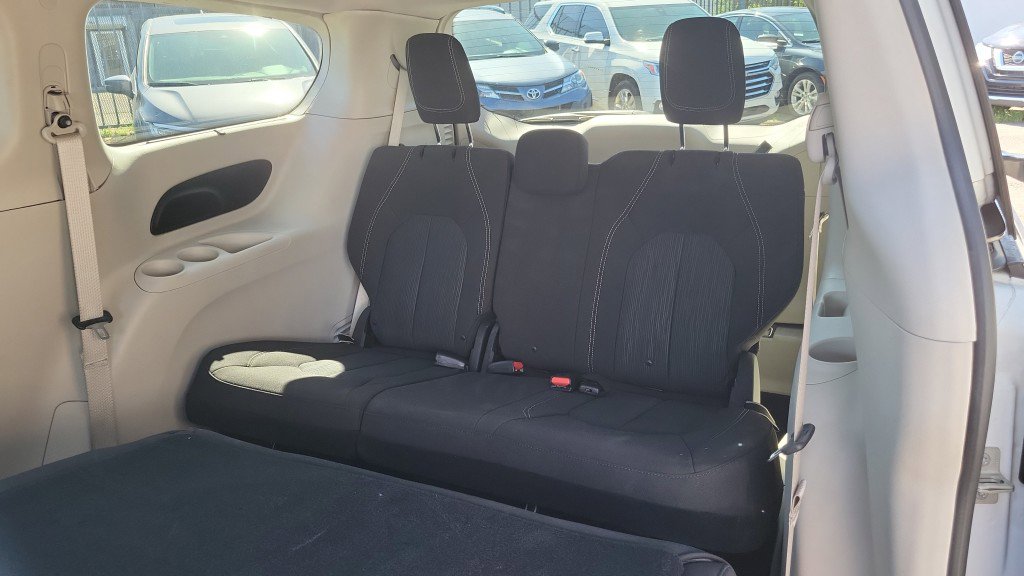 Used 2020 Chrysler Voyager L FWD image 21