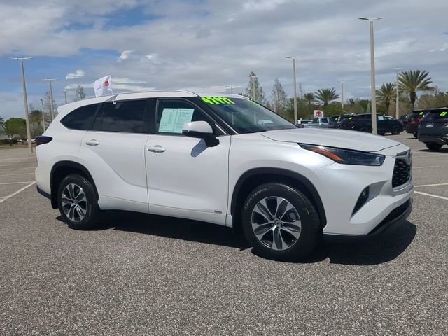 Certified 2025 Toyota Highlander XLE image 2