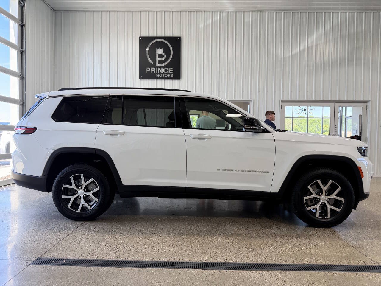 Used 2024 Jeep Grand Cherokee L Limited AWD/4WD image 43