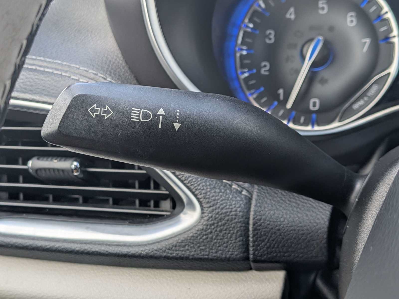 Certified 2018 Chrysler Pacifica Touring-L FWD image 28