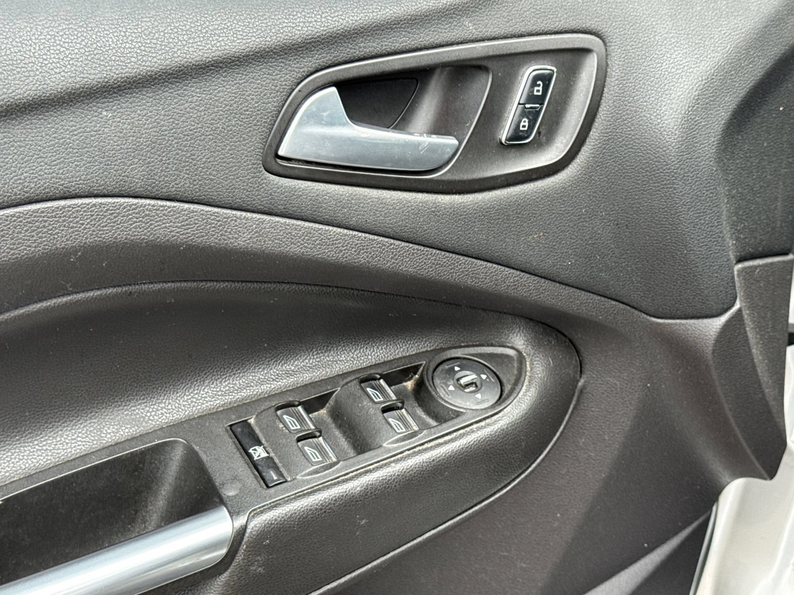 Used 2015 Ford C-MAX SEL FWD image 17