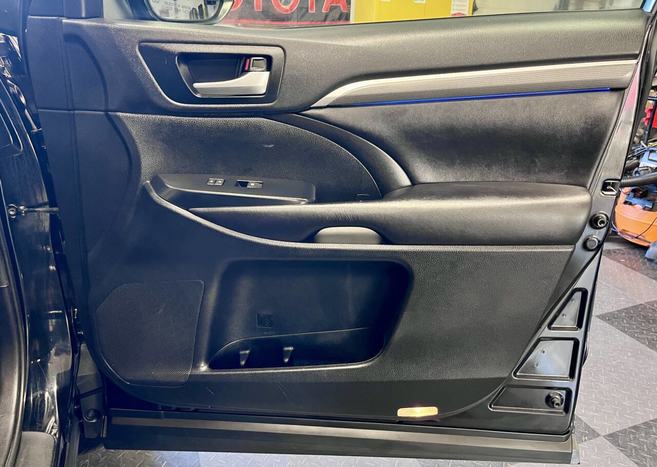 Used 2019 Toyota Highlander SE AWD/4WD image 23