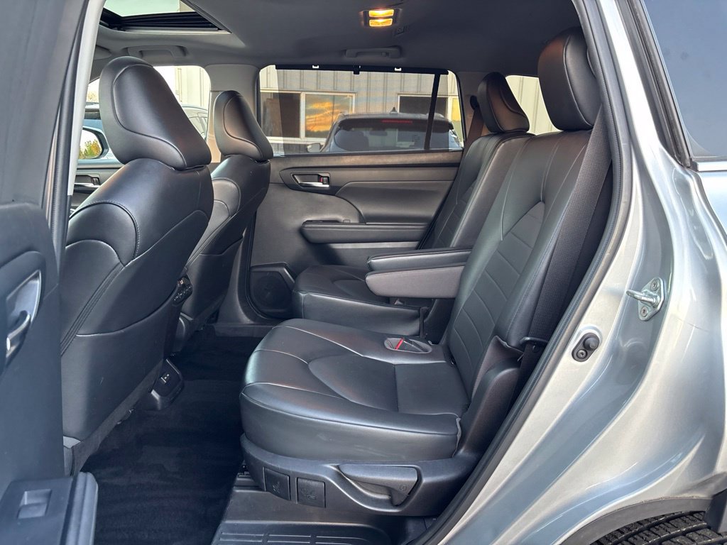 Used 2022 Toyota Highlander XLE AWD/4WD image 17