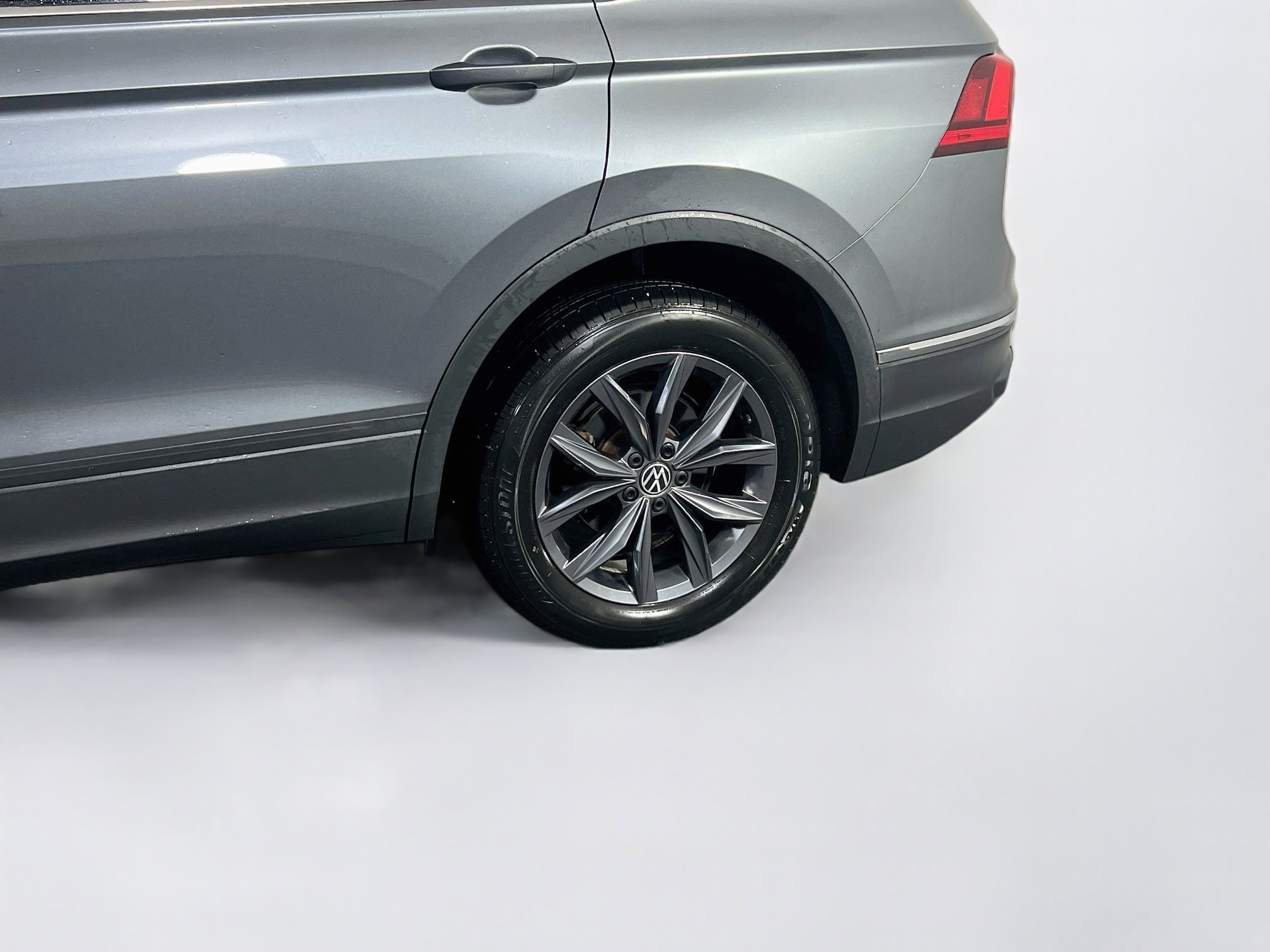 Used 2023 Volkswagen Tiguan SE AWD/4WD image 29