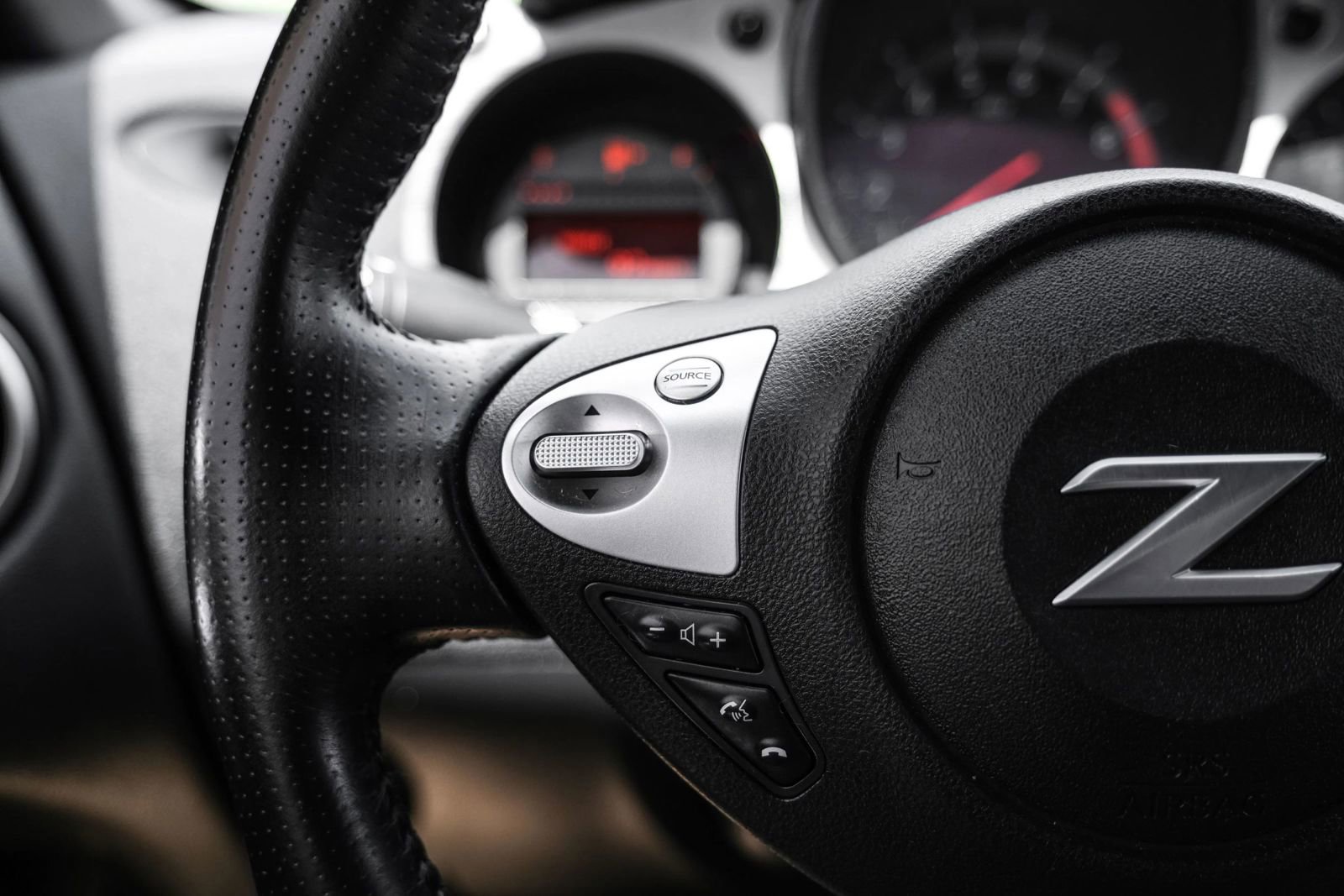 Used 2016 Nissan 370Z Coupe RWD image 16