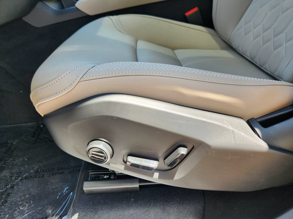 New 2026 Volvo XC90 T8 Plus w/ Protection Package AWD/4WD image 14