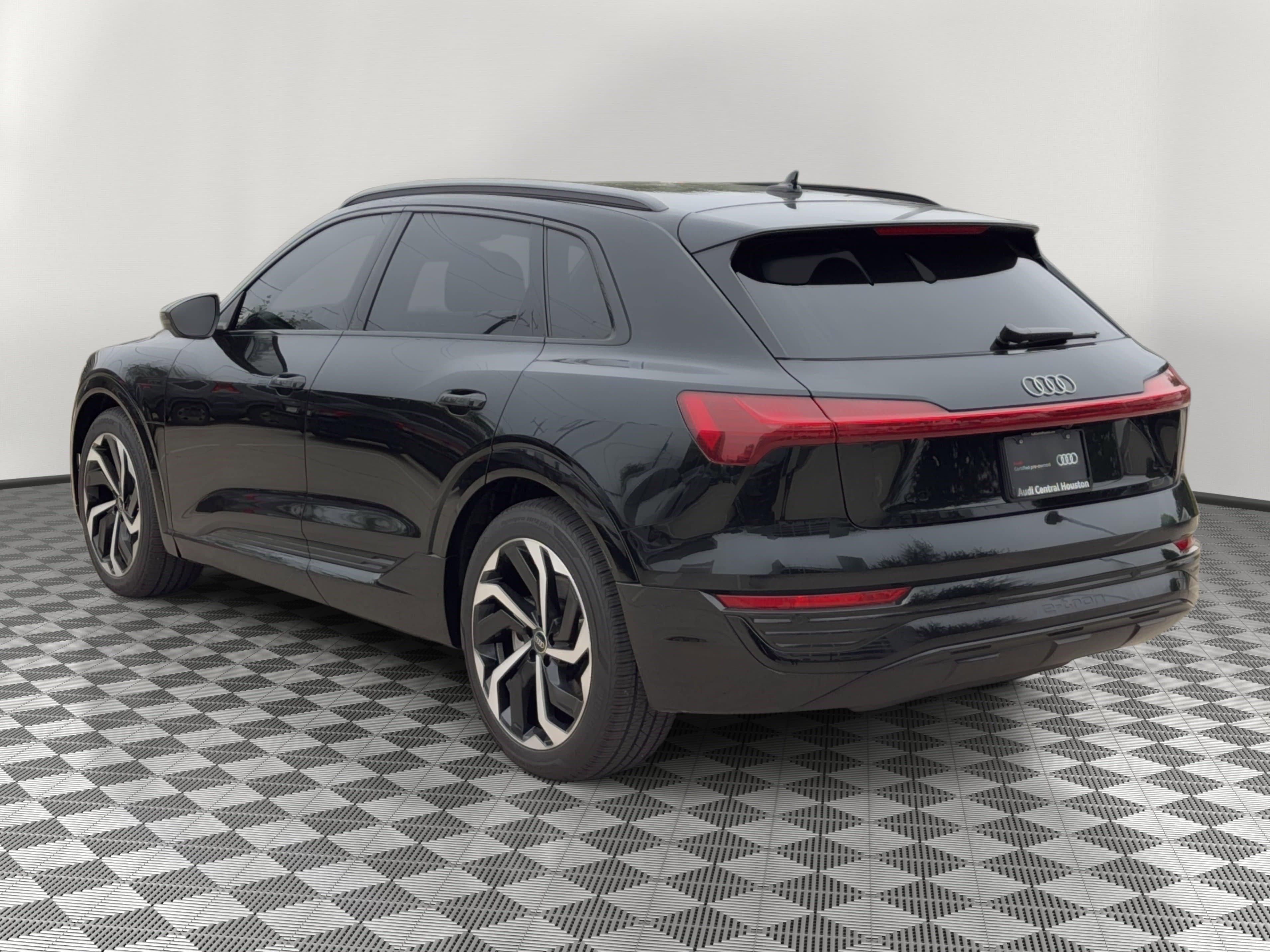 Used 2024 Audi Q8 e-tron Premium Plus w/ Premium Plus Package AWD/4WD image 3