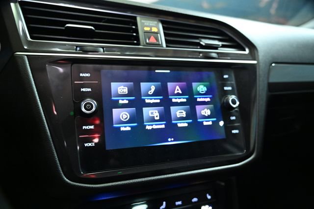 Used 2022 Volkswagen Tiguan SE image 33