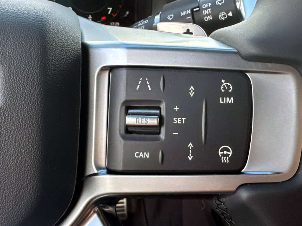 Used 2025 Land Rover Discovery Dynamic SE AWD/4WD image 27