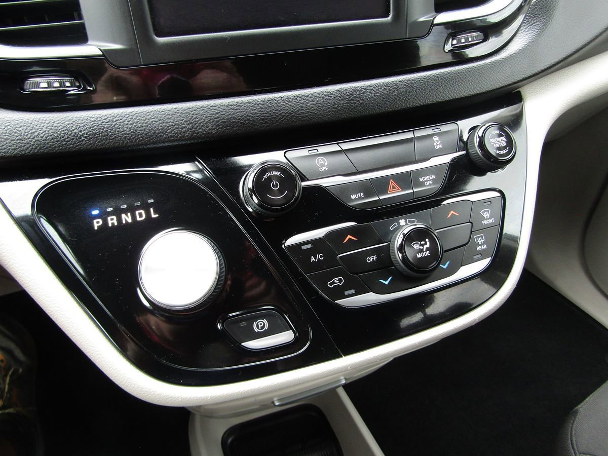 Used 2022 Chrysler Voyager LX FWD image 16
