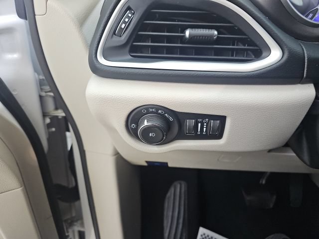 Used 2023 Chrysler Pacifica Touring-L FWD image 27