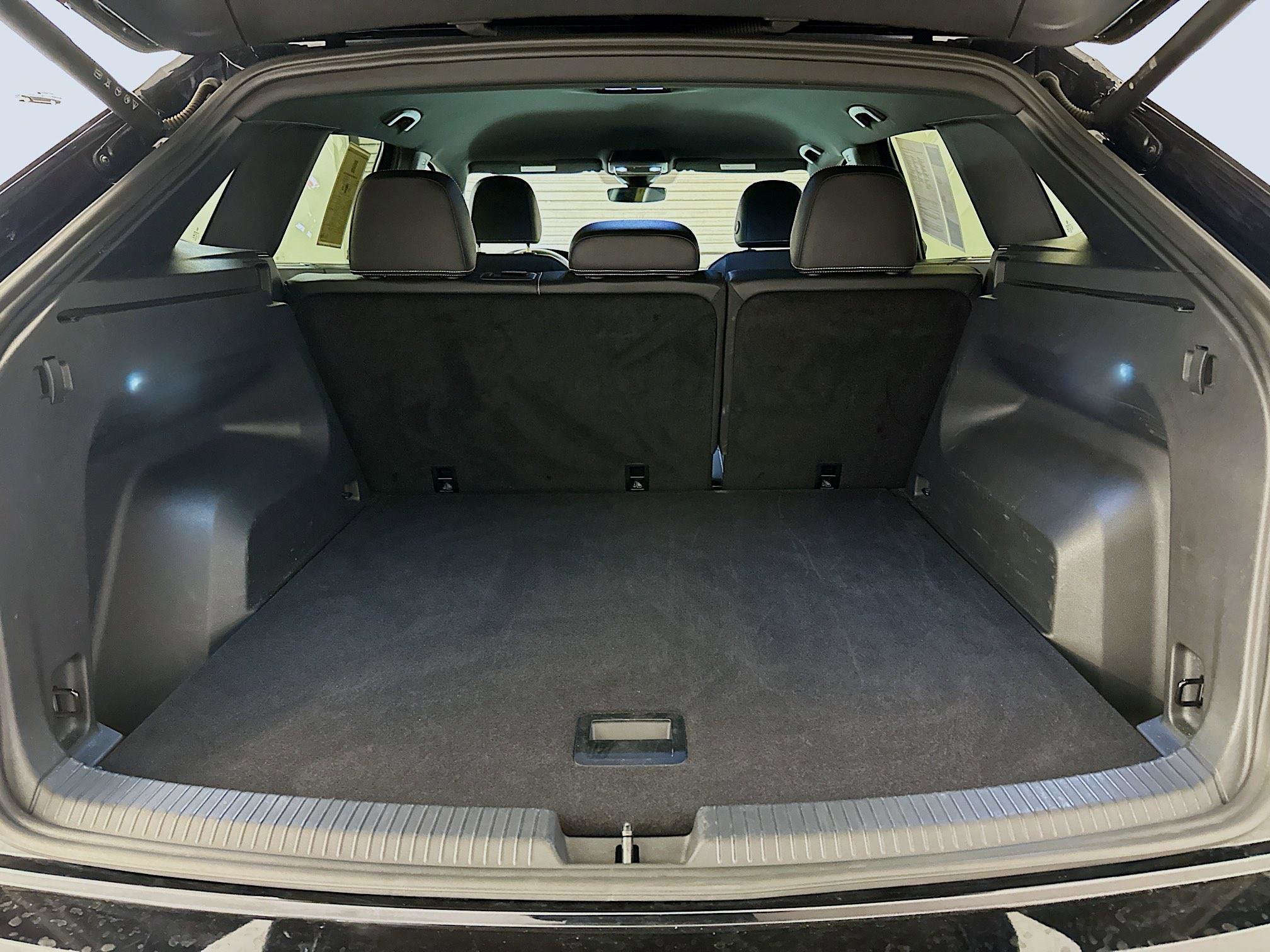 Used 2025 Volkswagen Atlas Cross Sport SE image 30