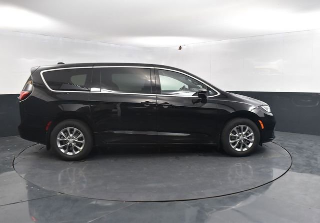 New 2026 Chrysler Pacifica Select image 11