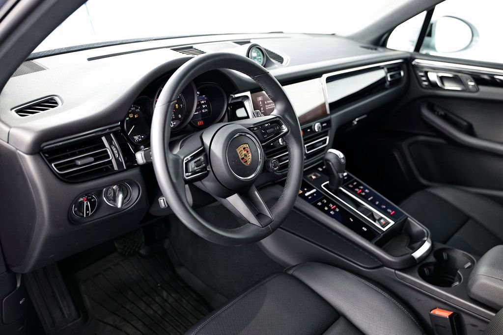 Certified 2025 Porsche Macan image 4