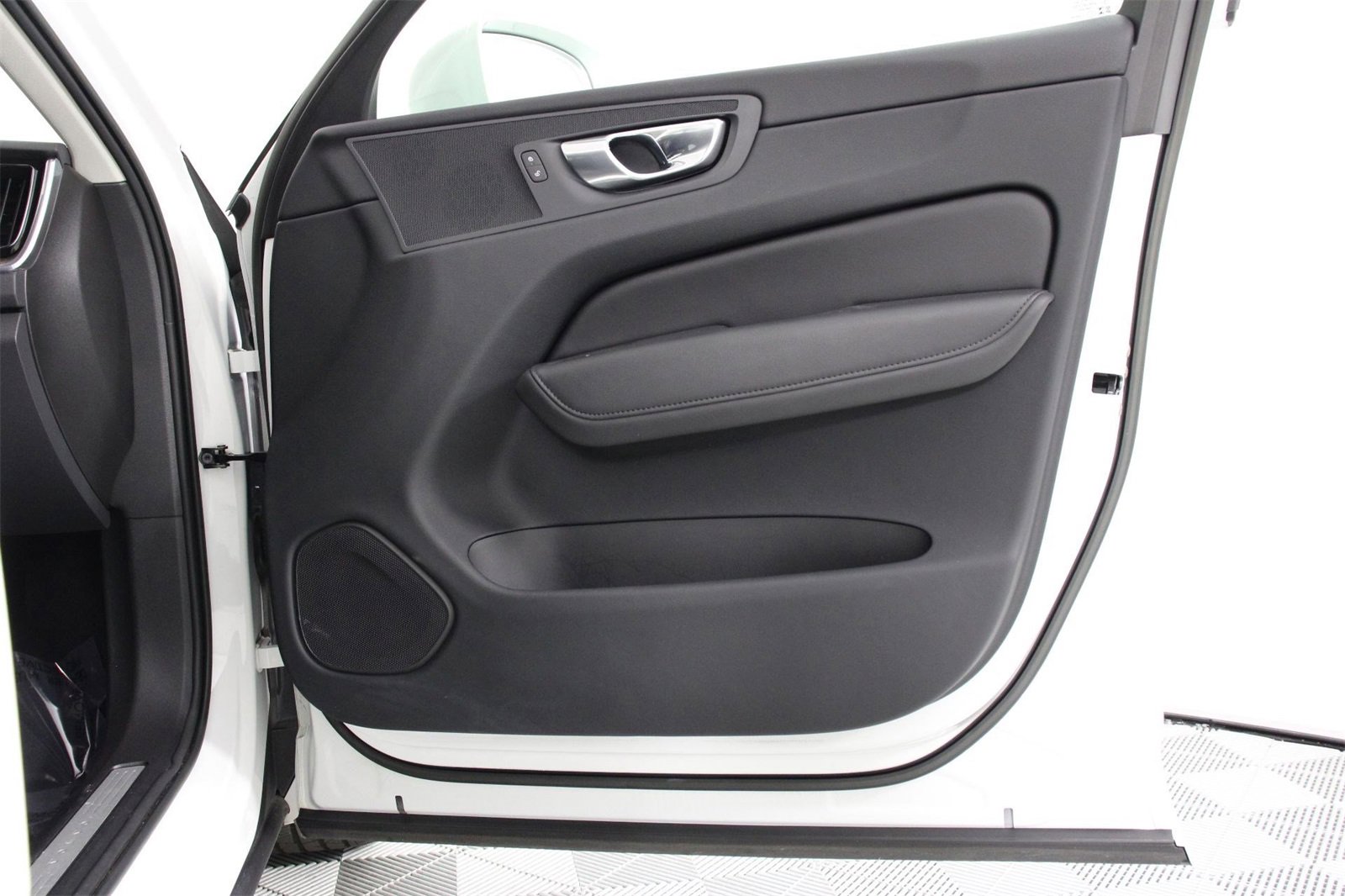 Certified 2023 Volvo XC60 B5 Plus w/ Protection Package Premier image 21