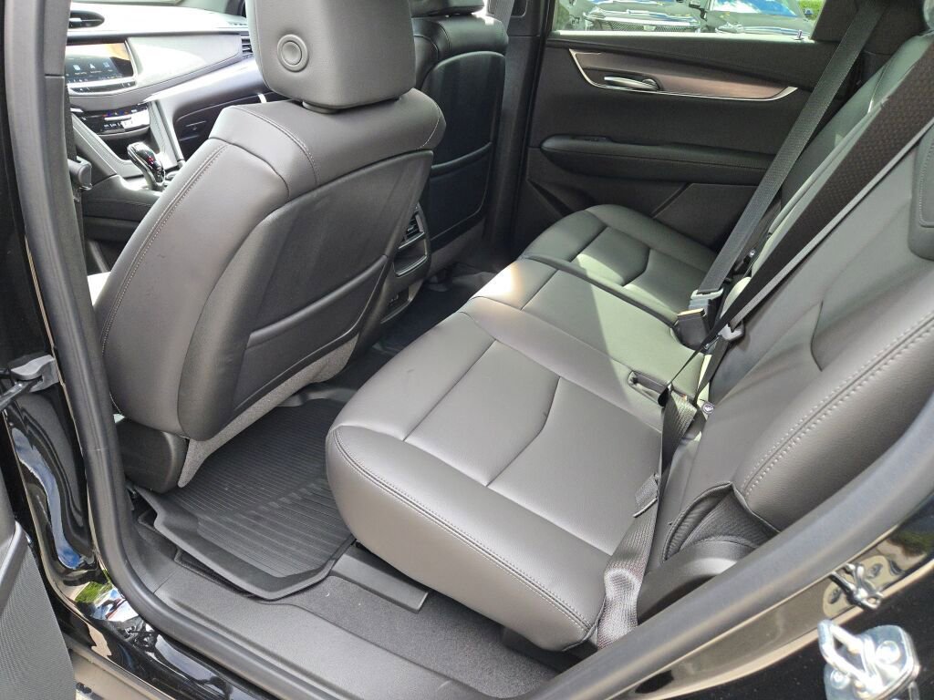 New 2025 Cadillac XT5 Luxury w/ LPO, Red Accent Package AWD/4WD image 16