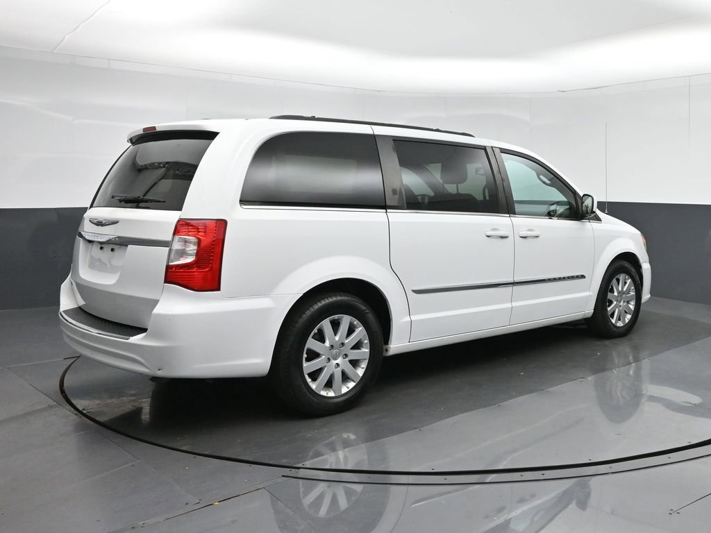 Used 2014 Chrysler Town & Country Touring image 7