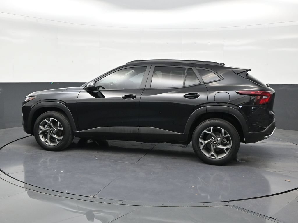 Used 2025 Chevrolet Trax LT w/ Driver Confidence Package FWD image 2