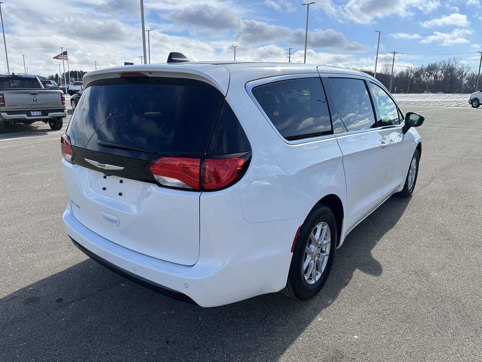 Used 2026 Chrysler Voyager LX image 8