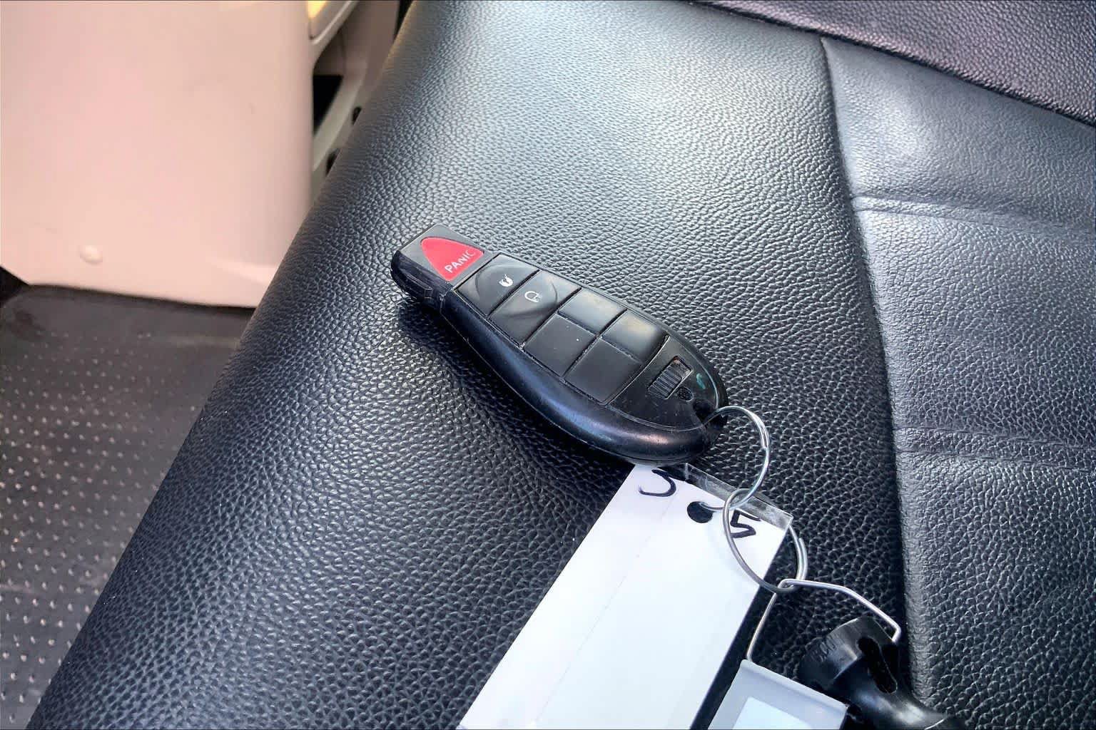 Used 2016 Chrysler Town & Country Touring FWD image 14