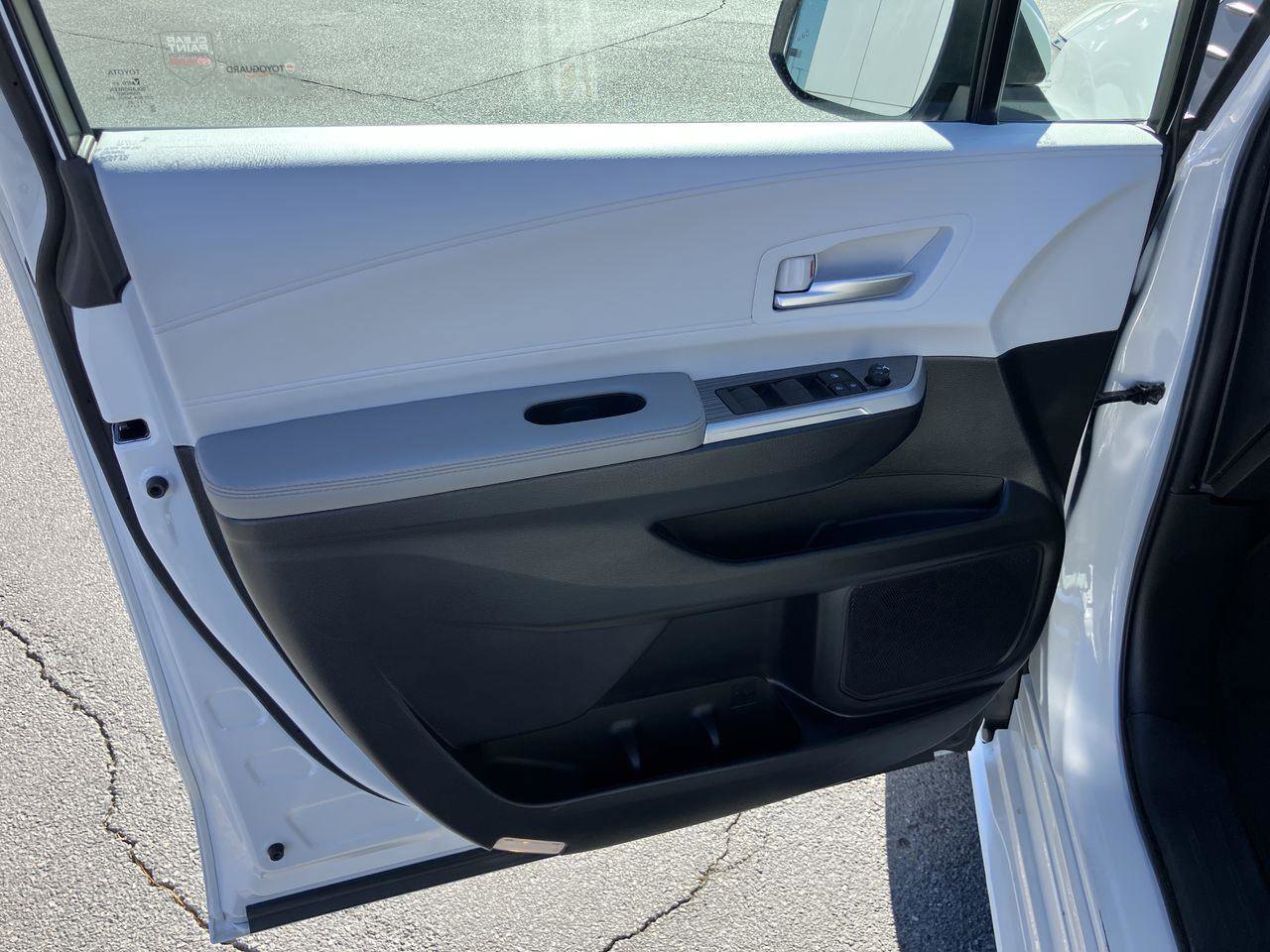 Used 2025 Toyota Sienna XLE image 13