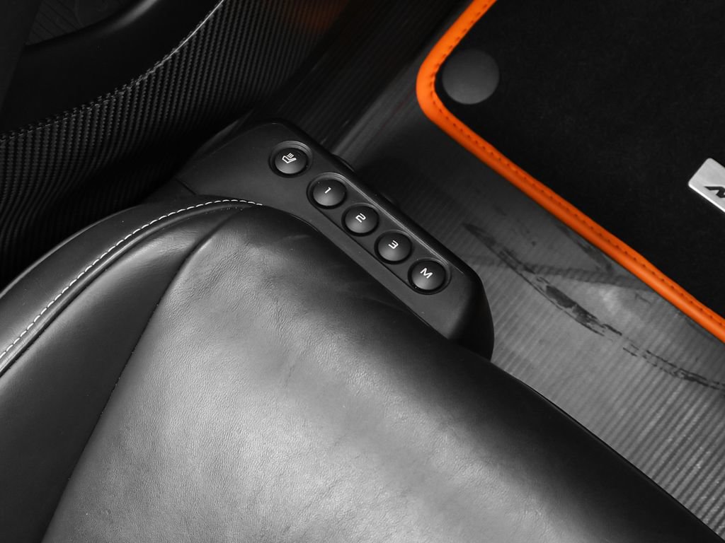 Used 2016 McLaren 675LT Spider RWD image 22