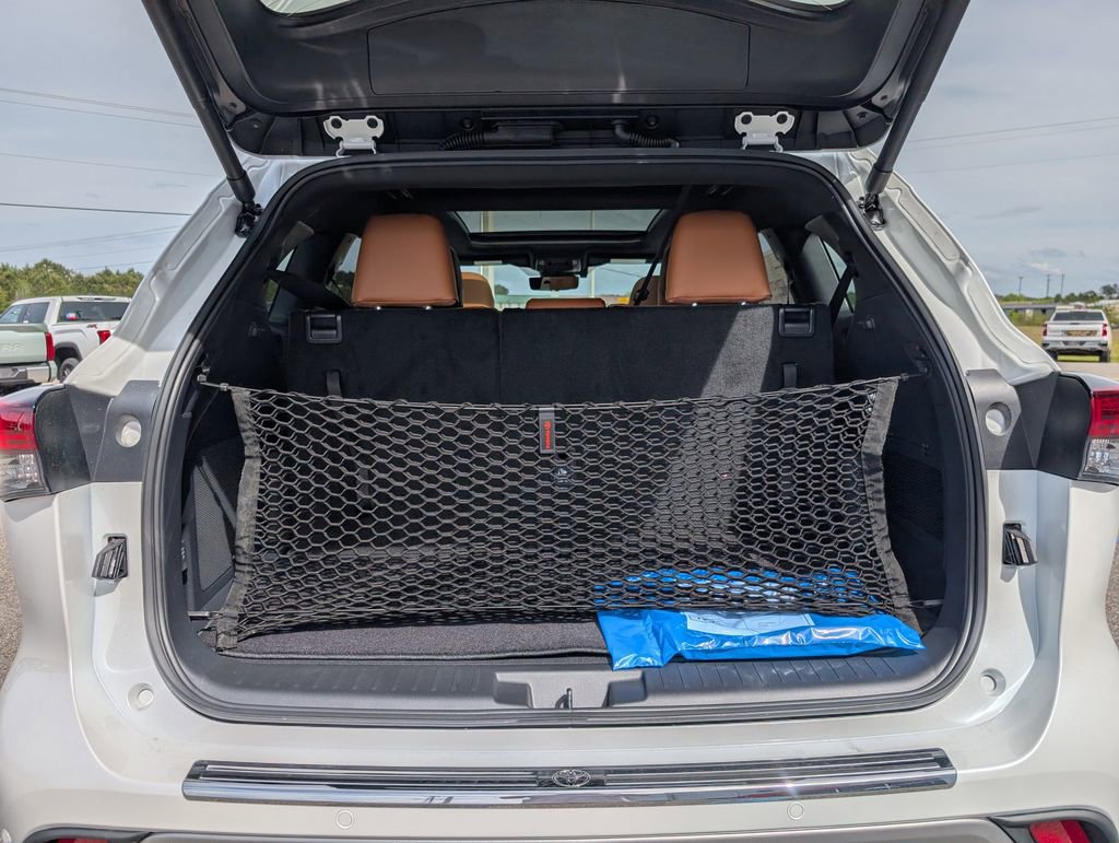 New 2026 Toyota Highlander Platinum image 32