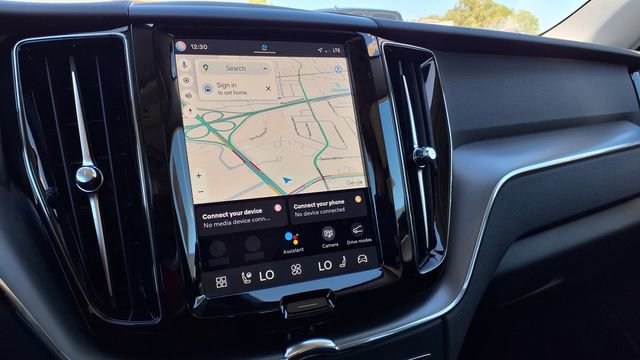 Used 2025 Volvo XC60 B5 Core image 25