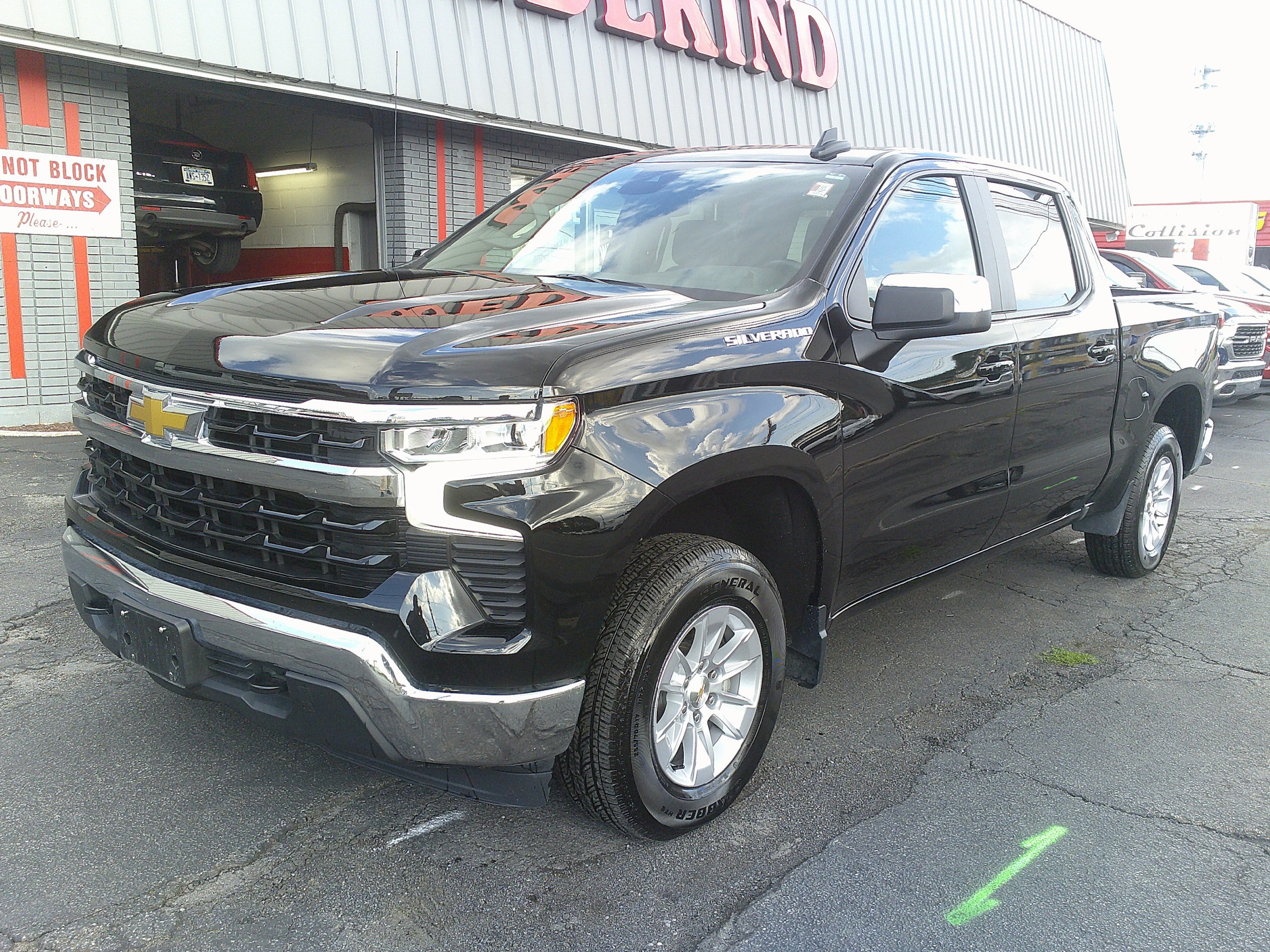 Used 2026 Chevrolet Silverado 1500 LT AWD/4WD image 2